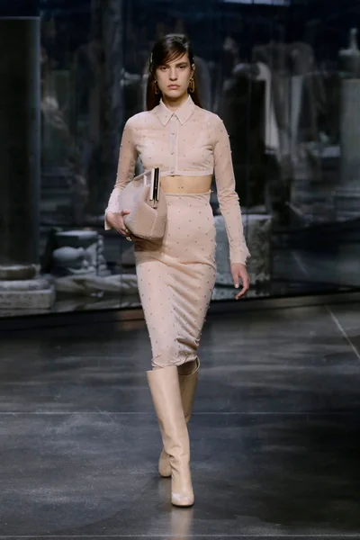 Look 19